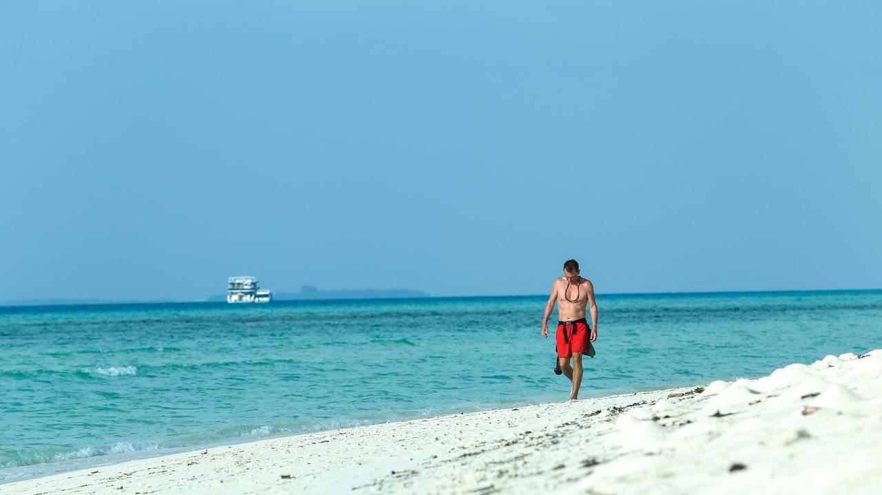 Dhigurah Retreat Beach Hotel Exterior photo